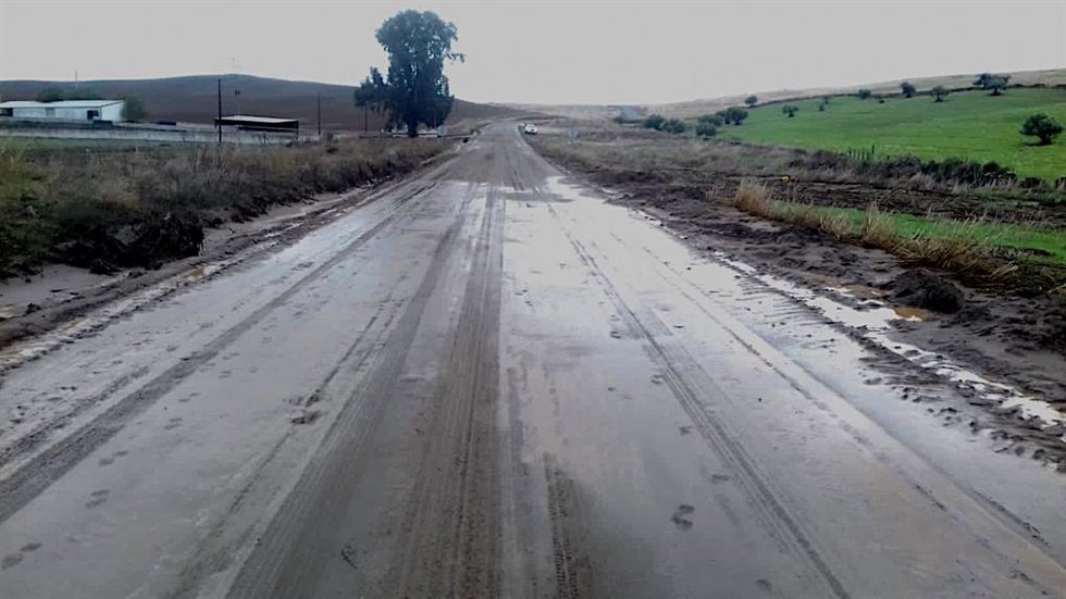 Archivo - Carretera afectada por las lluvias en una imagen de archivo