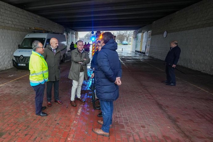 El alcalde de Sevilla, junto del delegado muncipal del Distrito Triana, comprueba el cierre de las compuertas de la Vega de Triana.
