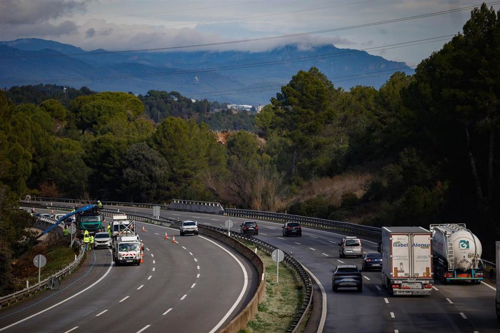 Vehículos circulan por la AP-7 que ha sufrido cortes tras el accidente de tren entre las estaciones de Sant Sadurní dAnoia y Gelida, a 22 de enero de 2026, en Barcelona, Catalunya (España).