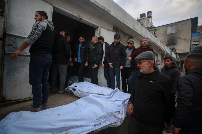 Archivo - Arquivo - 13 de dezembro de 2025, Cidade de Gaza, Faixa de Gaza, Território Palestino: Vários feridos e mortos chegaram ao Hospital Al-Shifa, em Gaza, após um ataque aéreo israelense a um carro a oeste da cidade de Gaza, em 13 de dezembro de 202