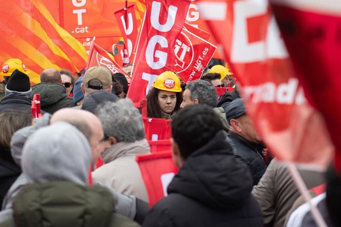 Un grupo de personas durante una concentración tras los accidentes de Adamuz y Gelida, frente al Ministerio de Transportes y Movilidad Sostenible, en Madrid (España). 