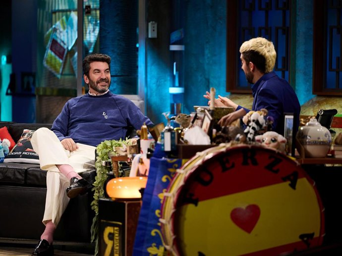 Arturo Valls en 'La Revuelta' con David Broncano.