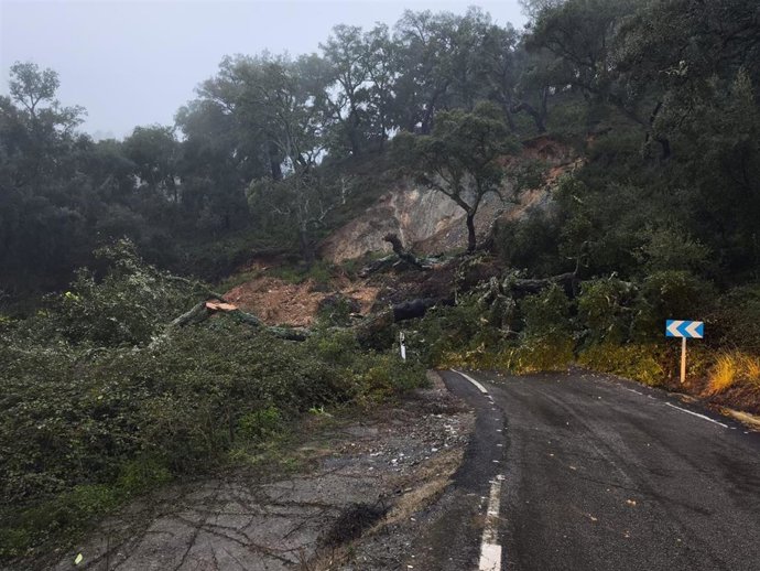 Cortada la Carretera Provincial HU-7100, de Almonaster la Real a Valdelamusa.