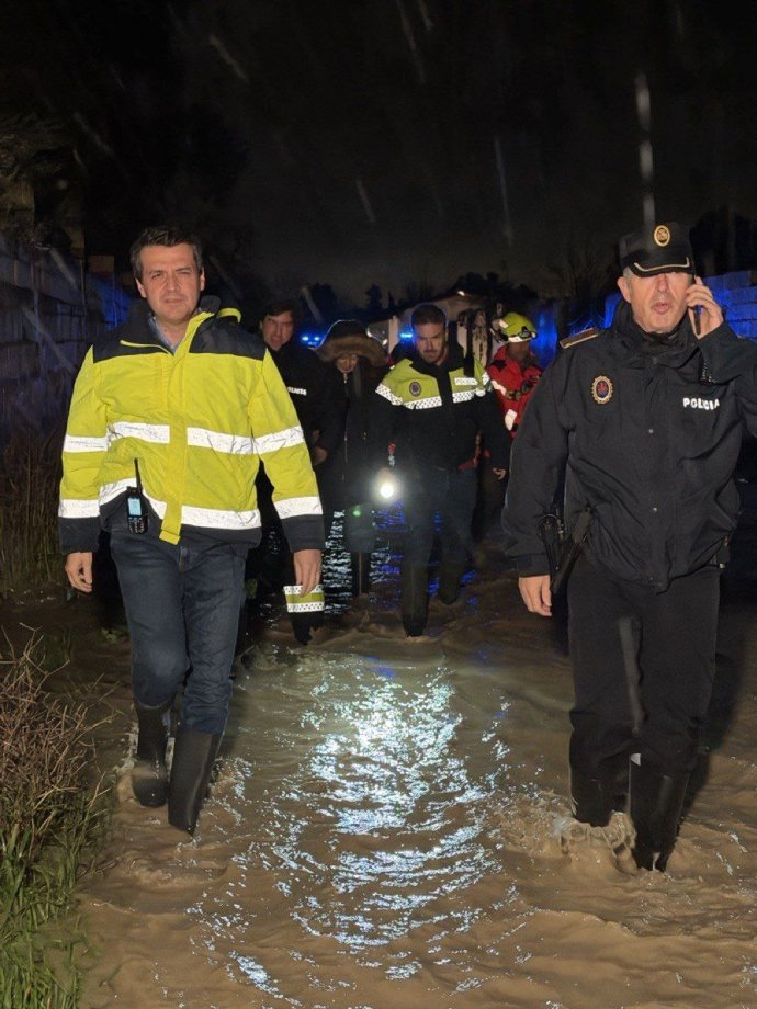 El alcalde de Córdoba, José María Bellido, y el jefe de la Policía Local, Juan Díaz, visitan parcelaciones ante desalojos por la crecida del río Guadalquivir.