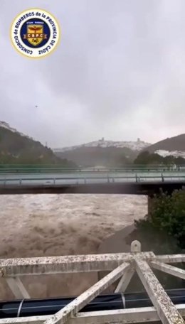 Pantano de Arcos con la crecida del río que ha provocado el desalojo de viviendas.