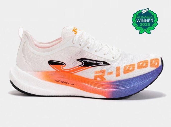 Runnea premia a la Joma R-1000 como mejor zapatilla de entrenamiento con placa de carbono en 2025.