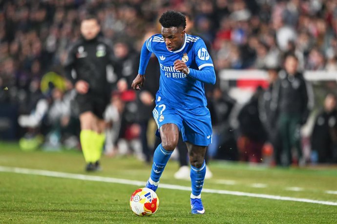 Vinicius Júnior, do Real Madrid, corre com a bola durante a partida das oitavas de final da Copa da Espanha, Copa del Rey, entre Albacete Balompié e Real Madrid, no Estádio Carlos Belmonte, em 14 de janeiro de 2026, em Albacete, Espanha.