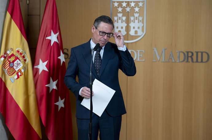 El diputado y secretario general del PP en Madrid, Alfonso Serrano, durante un pleno en la Asamblea de Madrid, a 5 de febrero de 2026, en Madrid (España). Ayuso, se reencuentra hoy con su oposición parlamentaria --Más Madrid, PSOE y Vox-- en el primer ple