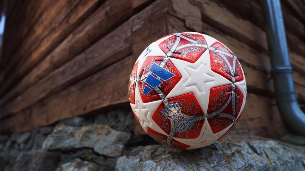 Archivo - El balón oficial de la final de la Liga de Campeones femenina, inspirado en la ciudad de Oslo.