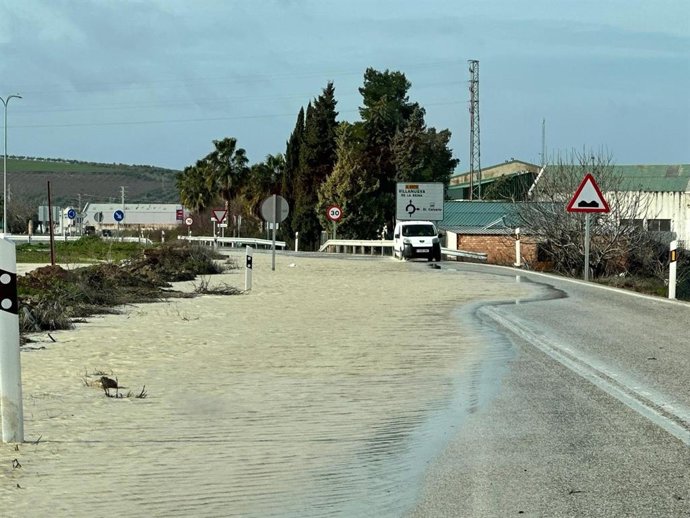 Uno de los accesos a Villanueva de la Reina afectado por las lluvias de los últimos días.