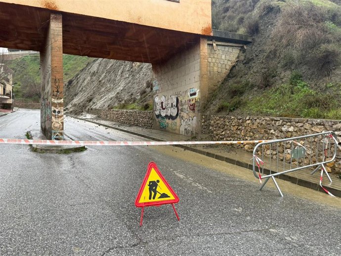Corte de la calle de la Paz en Cenes por desprendimientos.
