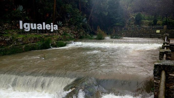 Vista del nacimiento del río Genal en la localidad malagueña de Igualeja donde el Ayuntamiento ha comenzado el reparto de agua embotellada debido a la turbidez en el agua de abastecimiento ocasionada por las fuertes lluvias en la comarca de Ronda.