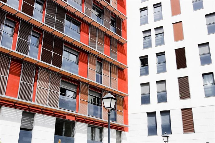 Archivo - Dos edificios en el distrito de Embajadores, a 14 de abril de 2023, en Madrid (España).