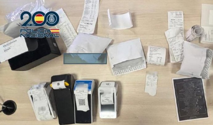 Efectos intervenidos a una banda que estafaba a turistas