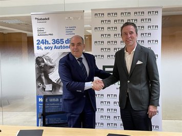El presidente de ATA, Lorenzo Amor (izda), y el director general de Banca de Empresas y Red de Banco Sabadell, Carlos Ventura (dcha), en la firma de la renovación de su convenio de colaboración