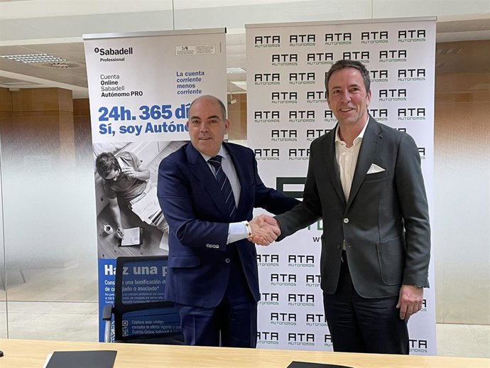 El presidente de ATA, Lorenzo Amor (izda), y el director general de Banca de Empresas y Red de Banco Sabadell, Carlos Ventura (dcha), en la firma de la renovación de su convenio de colaboración