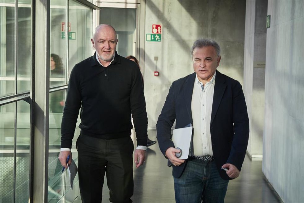 El parlamentario de UPN, Pedro González, junto al portavoz parlamentario, Javier Esparza.
