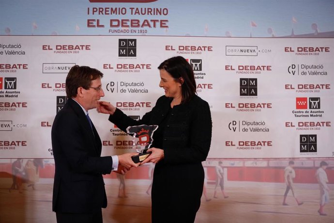Igual recibe el Premio Taurino de 'El Debate' por consolidar la Feria de Santiago "como referente del norte de España"