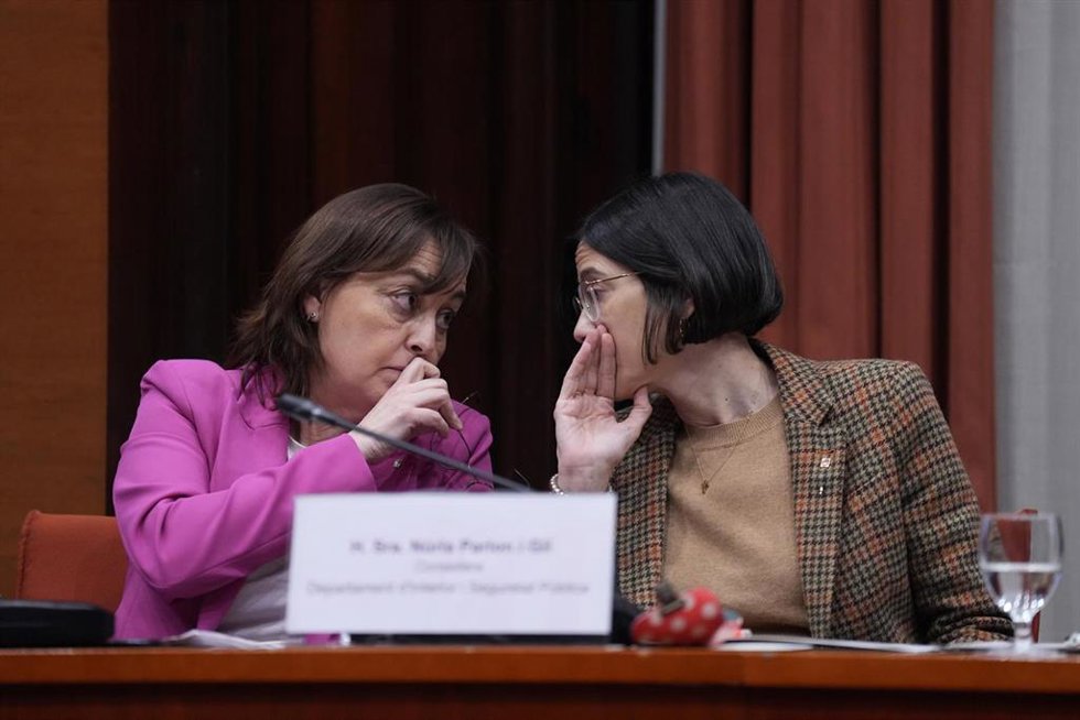 La conselleta de Territorio y portavoz de la Generalitat, Silvia Paneque, y la consellera de Interior, Núria Parlon, en la Comisión conjunta sobre la crisis de Rodalies