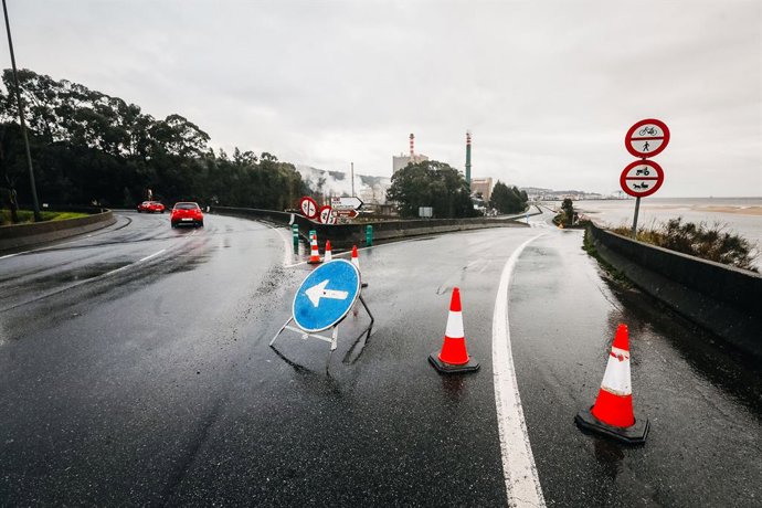 A PO-11 foi fechada devido ao risco de transbordamento da ria, em 2 de fevereiro de 2026, em Marín, Pontevedra, Galícia (Espanha). As intensas chuvas das últimas horas e a maré alta obrigaram a fechar a PO-1, conhecida como a autoestrada de Marín, em ambo