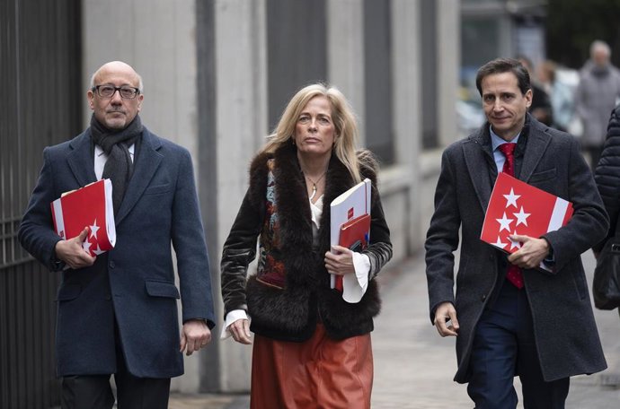 La consejera de Economía y Hacienda de la Comunidad de Madrid, Rocío Albert (c), a su llegada al Consejo de Política Fiscal y Financiera (CPFF), a 14 de enero de 2026, en Madrid (España). 