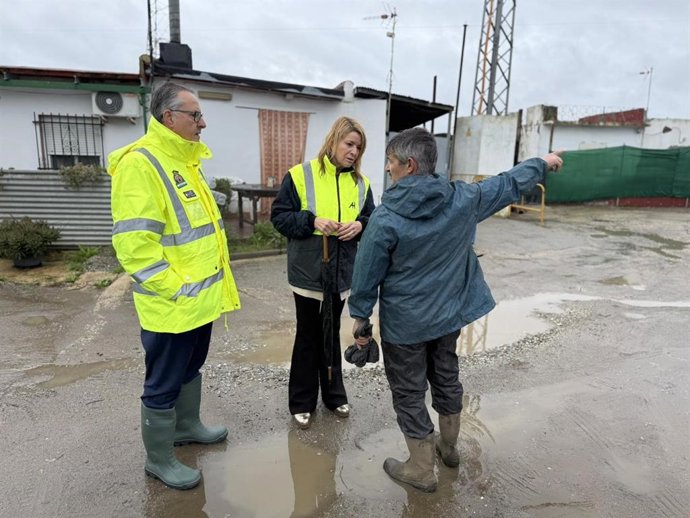 La alcaldesa de Huelva, Pilar Miranda, y el concejal de Seguridad Ciudadana, José Manuel Moreno, con uno de los vecinos desalojados en Peguerillas.