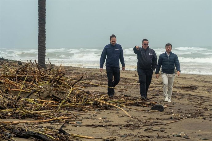 El concejal de Marbella Diego López visita playas del municipio tras temporal