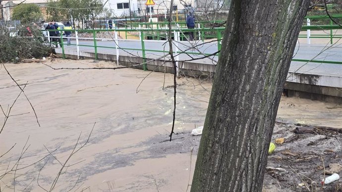 Uma das pontes em Jimena prestes a ser inundada pelo curso do rio.