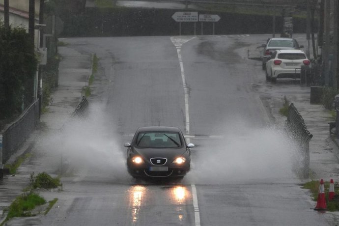 Un coche circula lloviendo, a 26 de enero de 2026, en Cuntis, Pontevedra, Galicia (España). El nuevo temporal activa la alerta roja por precipitaciones en buena parte de la provincia y lleva a suspender las clases en el interior. Adif ha suspendido la cir