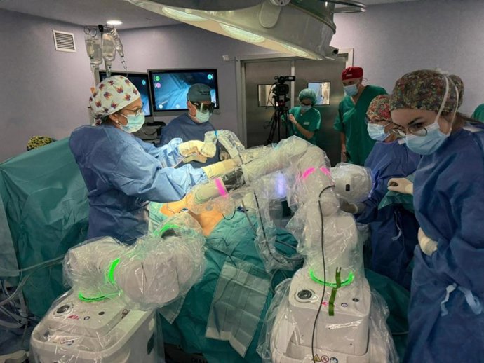 Quipo de Cirugía General y del Aparato Digestivo del Hospital Universitario Obispo Polanco  de Teruel, esta mañana momentos antes de la intervención quirúrgica.