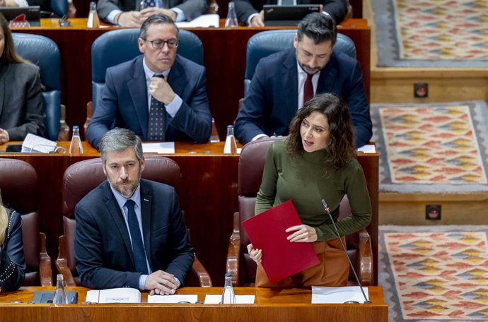 A presidente da Comunidade de Madrid, Isabel Díaz Ayuso, durante a sessão plenária da Assembleia de Madrid, em 5 de fevereiro de 2026, em Madrid (Espanha). Ayuso reencontra-se hoje com a oposição parlamentar — Más Madrid, PSOE e Vox — na primeira sessão p