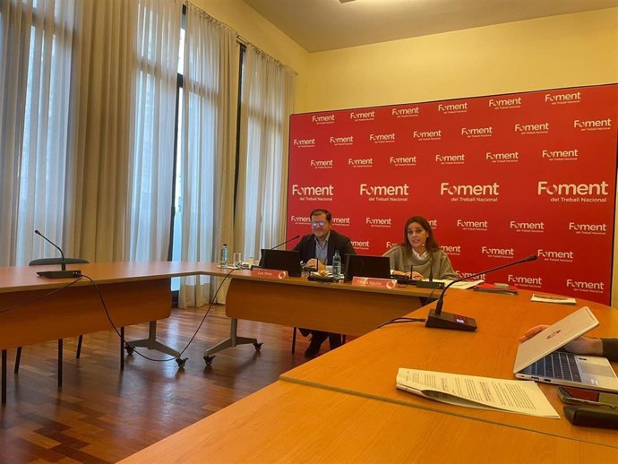 El presidente de la Comisión de Relaciones Laborales y Recursos Humanos de Foment del Treball, Luis Pérez, y la directora de Relaciones Laborales y Asuntos Sociales, Yésika Aguilar.