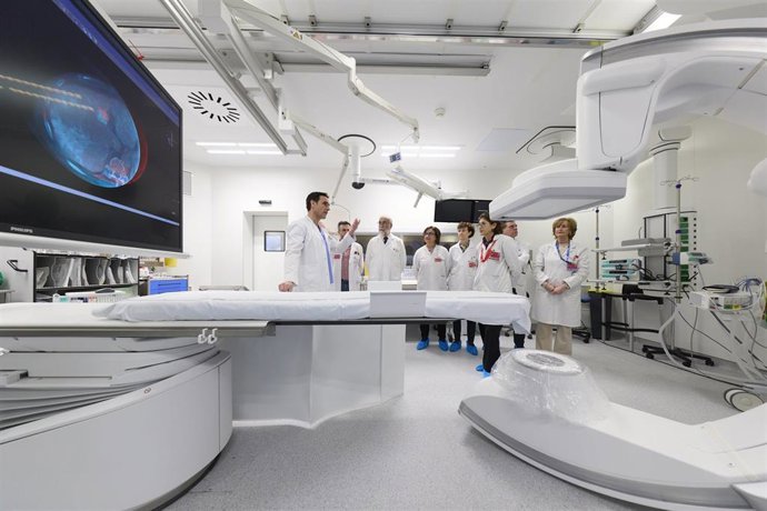 El consejero Dominguez visita el nuevo angiógrafo del Hospital de Navarra.