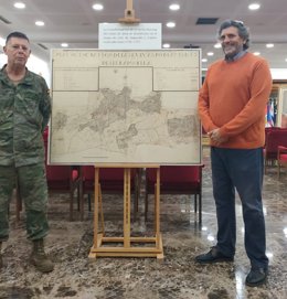 El profesor José Miguel Delgado (d) y el subteniente José Luis Montero en la inauguración de la muestra.