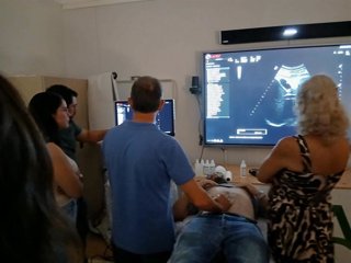 Sesión de formación práctica en ecografía clínica en un centro de salud de Almería.