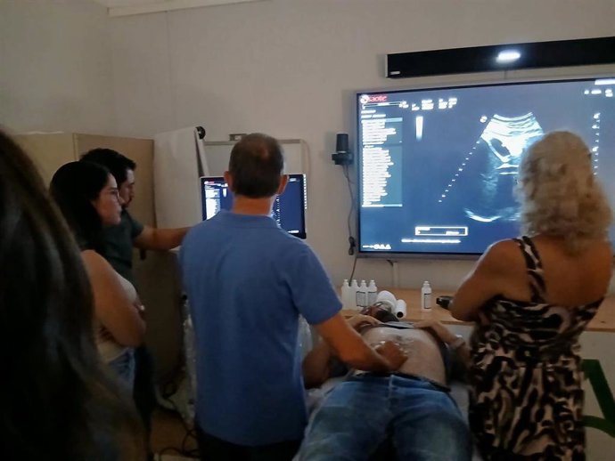 Sesión de formación práctica en ecografía clínica en un centro de salud de Almería.