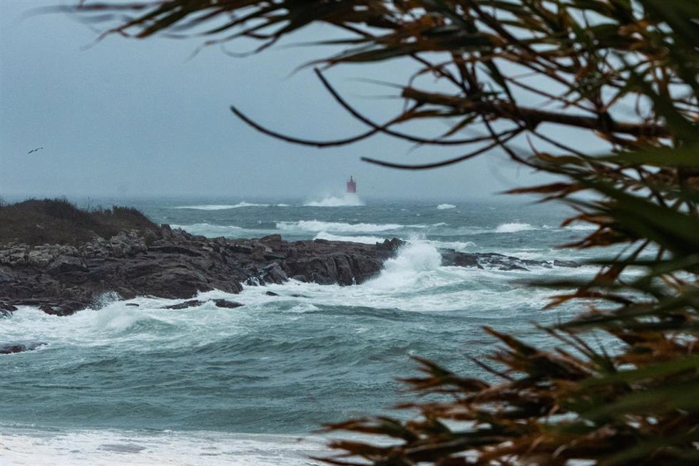 Archivo - Oleaje en la Ría de Vigo, a 17 de octubre de 2023, en Cangas, Pontevedra, Galicia (España). La Xunta de Galicia activó ayer, 16 de octubre, la alerta naranja por el temporal costero que afecta hoy al litoral de A Coruña y Pontevedra. Según la 