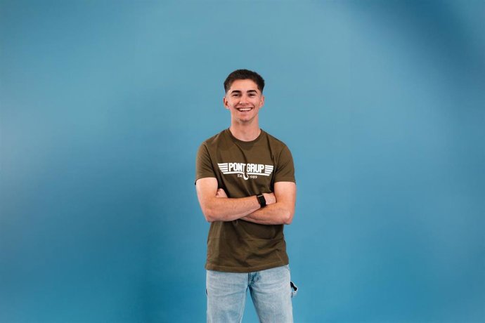 El piloto español de Moto3 David Muñoz posando para su patrocinador Pont Grup.