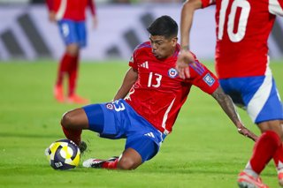Futbol, Chile vs Ecuador. Primera rueda, clasificatorias al Mundial 2026. El jugador de la seleccion chilena Esteban Pavez es fotografiado durante el partido clasificatorio al Mundial 2026 contra Ecuador disputado en el estadio Nacional de Santiago,