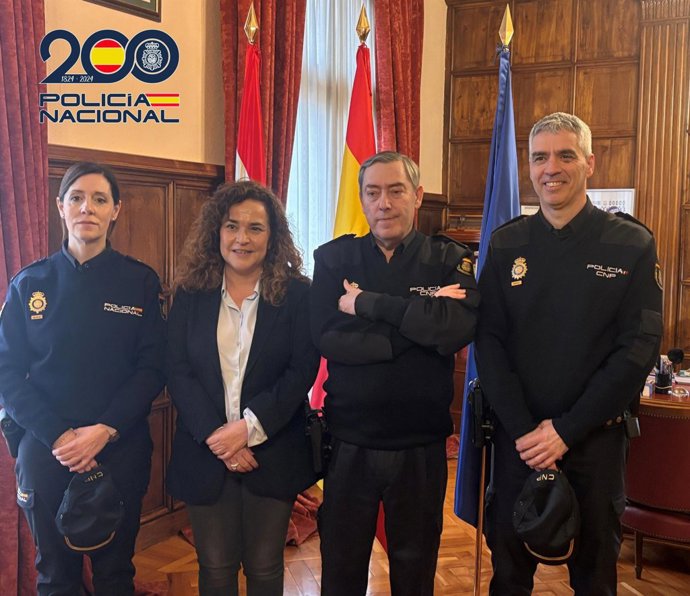 José Antonio Guillén Pineda y Sonia Arro, nuevos inspectores jefe con la delegada del Gobierno, Beatriz Arraiz