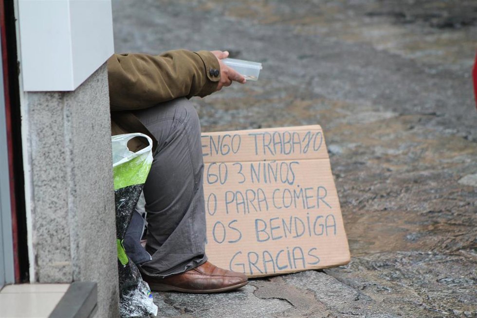 Archivo - Persona pidiendo dinero en la calle