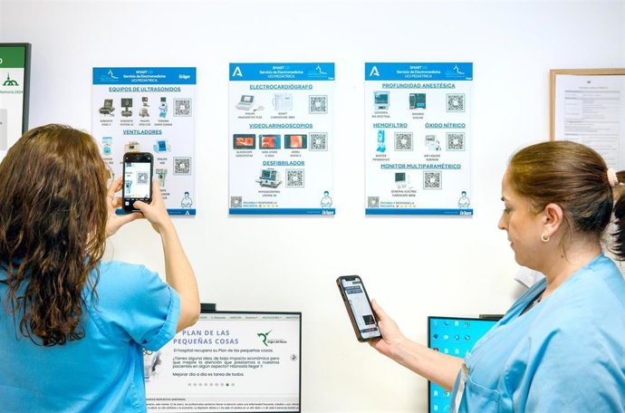 Dos profesionales sanitarias comprueba las mejoras en el acceso y la seguridad del equipamiento electromédico de la UCI Pediátrica.