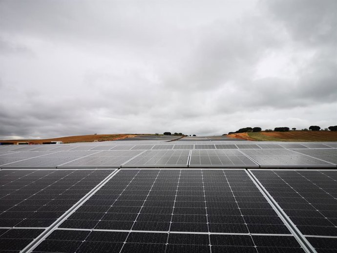 Archivo - Imatge d'unes plaques fotovoltaiques d'Audax Renovables