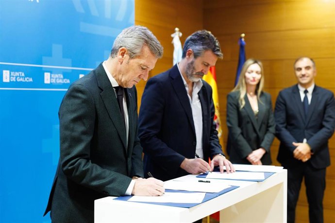 O presidente da Xunta de Galicia, Alfonso Rueda, participa na sinatura do novo acordo de financiamento do Servizo de Axuda no Fogar entre a Xunta e a Federación Galega de Municipios e Provincias (Fegamp).