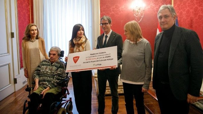 El presidente del Gobierno de La Rioja, Gonzalo Capellán, junto a los consejeros de Cultura, Turismo, Deporte y Juventud, José Luis Pérez Pastor, y de Salud y Políticas Sociales, María Martín, entregar&aacut;e la cantidad de Riojaforum Solidario