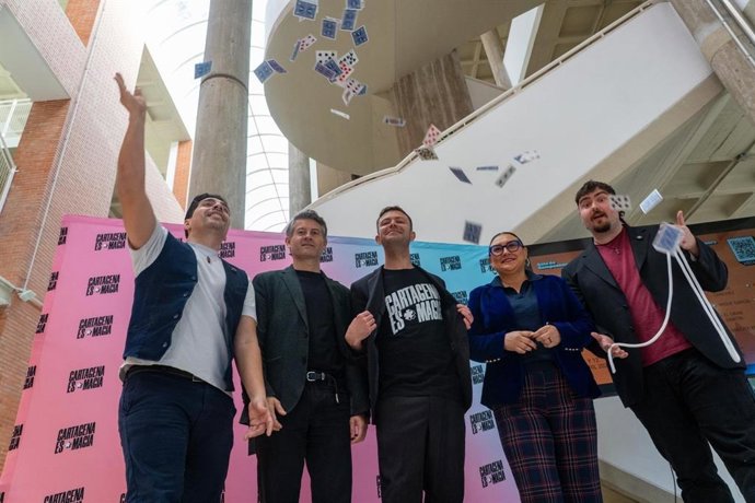 La directora general de Competitividad y Calidad Turísticas, Eva Reverte, con magos presentes en la presentación