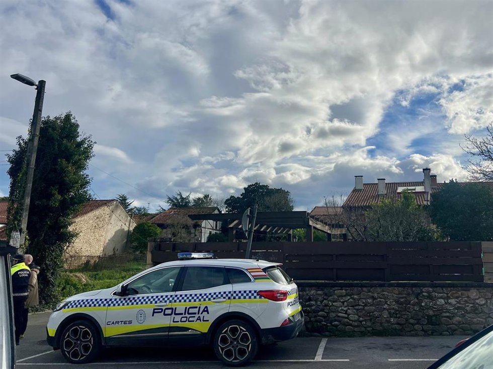 Policía Local en la zona de la vivienda donde se albergará a menores migrantes en foto de archivo