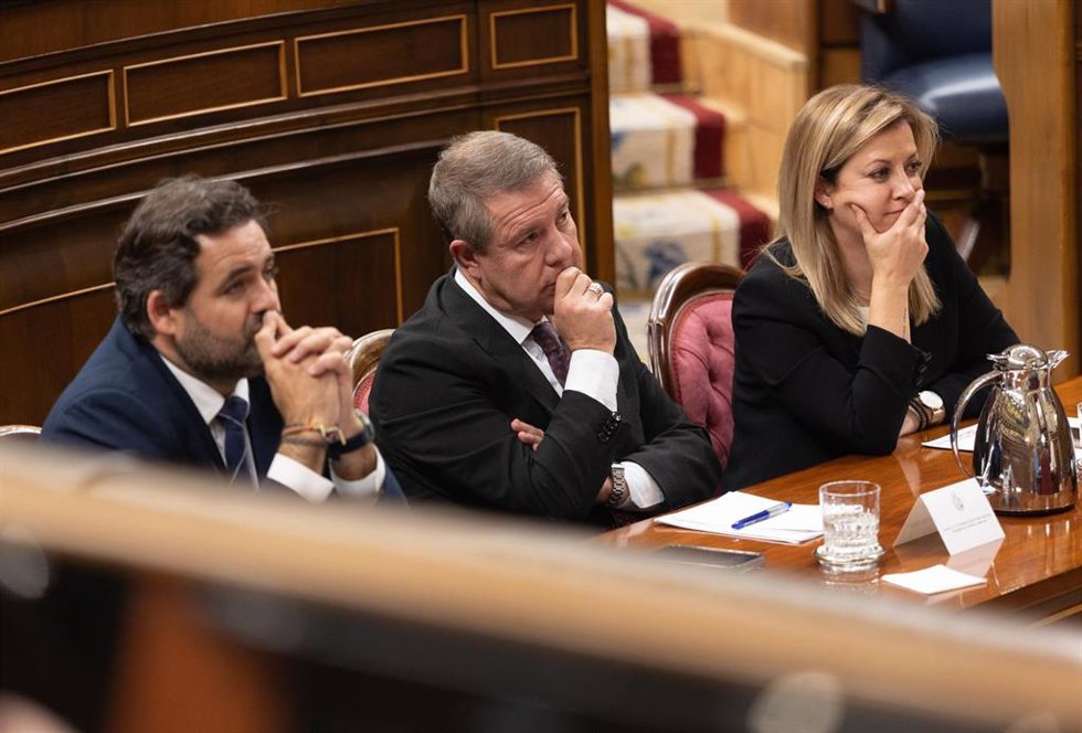 Archivo - El presidente del PP de C-LM , Paco Núñez; el presidente de la Junta de Castilla-La Mancha, Emiliano García-Page; y la portavoz del grupo socialista en las Cortes regionales, Ana Isabel Abengozar, en la sesión que admitió a trámite el Estatuto