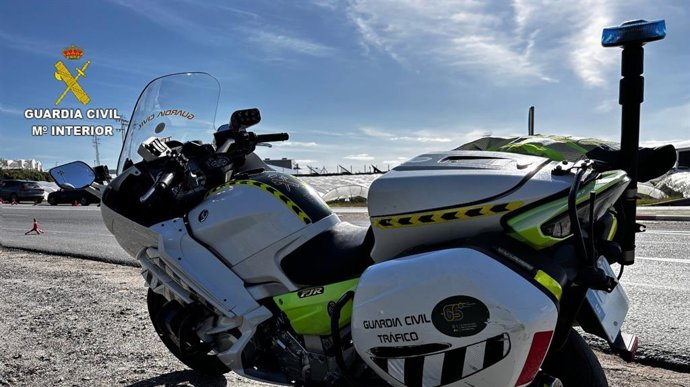 Moto de la Guardia Civil de Tráfico en Huelva.