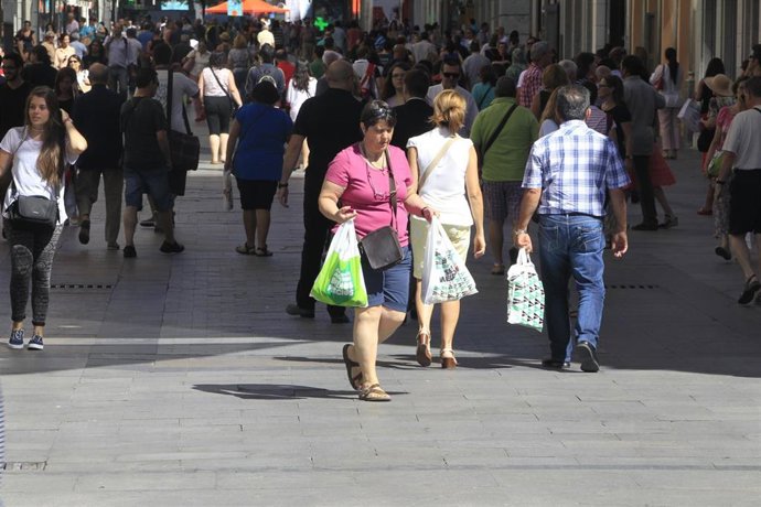 Archivo - Gente comprando por el centro de Madrid